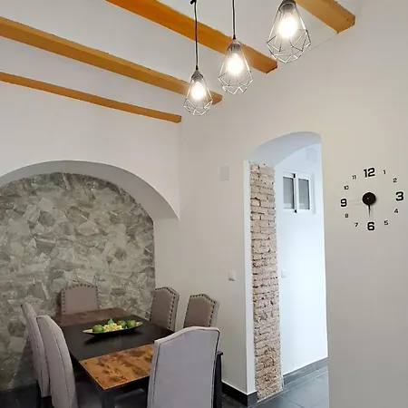 Moderna Casa En El Casco Historico De *
