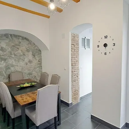 Moderna Casa En El Casco Historico De *